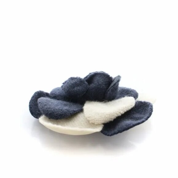 Chanel Camelia Knit Brooch - Picture 3 of 11